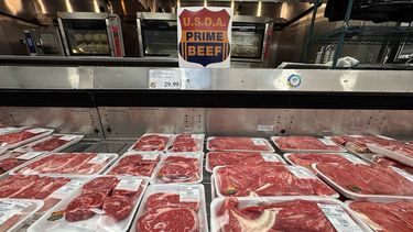 Carne de res de primera calidad del USDA se exhibe en una tienda Costco el 11 de noviembre de 2025 en Novato, California. Carne de res de primera calidad del USDA se exhibe en una tienda Costco el 11 de noviembre de 2025 en Novato, California.