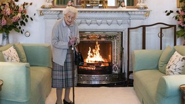 La reina Isabel II de Gran Bretaña espera en el Drawing Room antes de recibir a Liz Truss para una audiencia en Balmoral, Escocia, el 6 de septiembre de 2022, donde Truss fue invitada a convertirse en primera ministra y formar un nuevo gobierno.