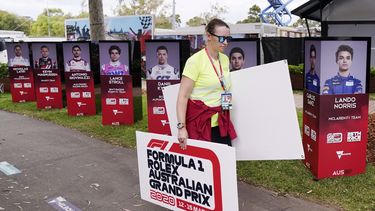 Una mujer retira carteles tras la cancelaci&oacute;n del Gran Premio de Australia de F&oacute;rmula&nbsp;1 en Melbourne el viernes, 1 de marzo del 2020, debido al brote de coronavirus.&nbsp;