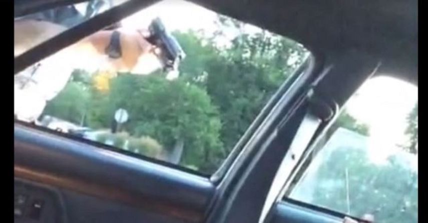  La grabación en video de la escena por un testigo se difundió rápidamente en Internet, desatando protestas de cientos de personas en el lugar. El hashtag #Alton Sterling fue trending topic en Twitter en Estados Unidos (CAPTURA DE PANTALLA)
