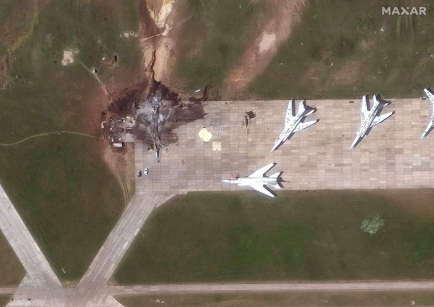 Esta imagen satelital, cortesía de Maxar Technologies, publicada el 4 de junio de 2025, muestra un avión Tupolev Tu-22 destruido en la base aérea de Belaya, en el óblast de Irkutsk. Ucrania declaró el 1 de junio de 2025 haber destruido bombarderos rusos valorados en miles de millones de dólares, incluso en Siberia, en su ataque de mayor alcance de la guerra, mientras se preparaba para negociar un alto el fuego.