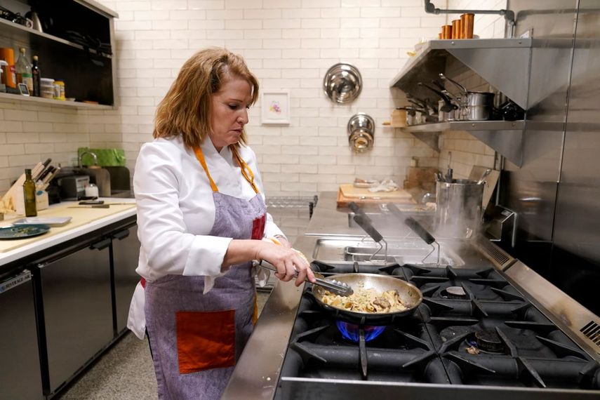 Amy Brandwein, chef y dueña de Centrolina, prepara un plato en su restaurante en Washington el 16 de diciembre del 2021.