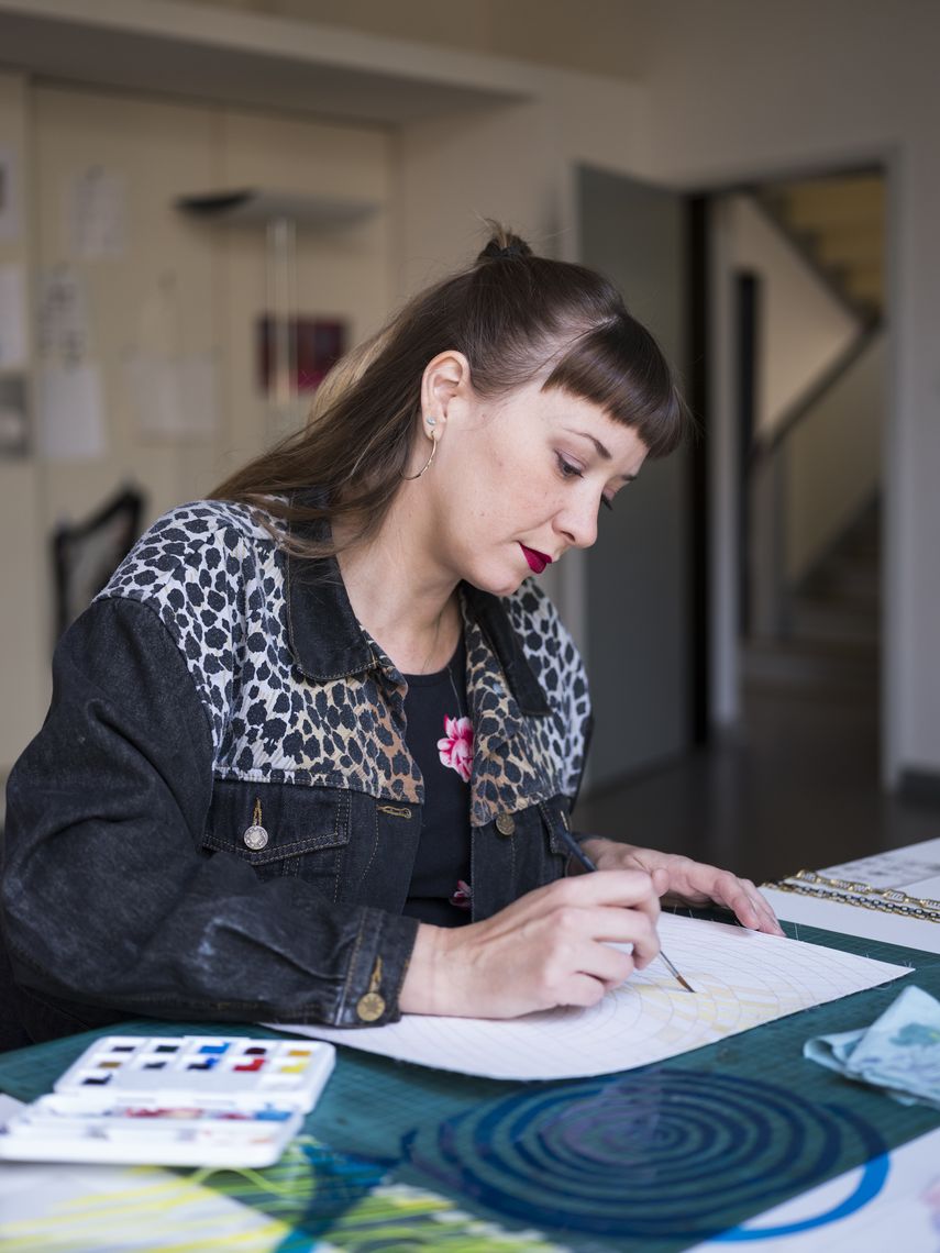 La artista M&oacute;nica L&oacute;pez de Victoria realizando un dibujo.&nbsp;