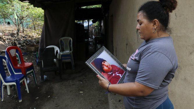 Norma Saraí Espinoza Maradiaga sostiene una fotografía de su hijo, Ángel Eduardo Maradiaga Espinoza, en su hogar en Olanchito, Honduras, el sábado 13 de mayo de 2023. Maradiaga, un migrante hondureño de 17 años, murió bajo custodia de las autoridades de inmigración de Estados Unidos en el centro de retención en Safety Harbor, Florida.&nbsp;