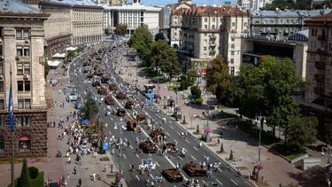 Viandantes observan una larga columna de tanques y vehículos de infantería rusos quemados capturados, expuestos en el bulevar Khreshchatyk del centro de Kiev, durante la celebración del Día de la Independencia, en Kiev, Ucrania, el 24 de agosto de 2023.