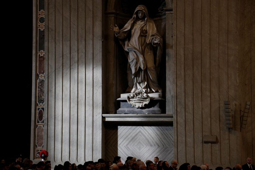 Decenas de fieles en el interior de la Basilica de San Pedro durante una misa celebrada por el papa Francisco, el domingo 26 de enero de 2020, en el Vaticano.
