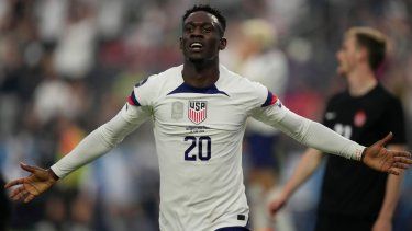 El estadounidense Folarin Balogun celebra tras anotar el segundo gol de Estados Unidos en la final de la Liga de Naciones CONCACAF frente a Canadá el domingo 18 de junio del 2023.&nbsp;