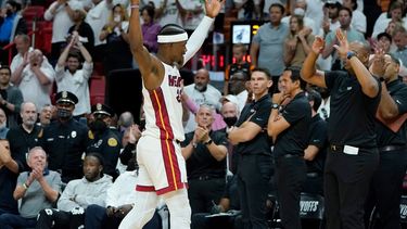 Jimmy Butler, alero del Heat de Miami, se marcha de la cancha durante el segundo partido de la serie de playoffs ante los Hawks de Atlanta, el martes 19 de abril de 2022&nbsp;
