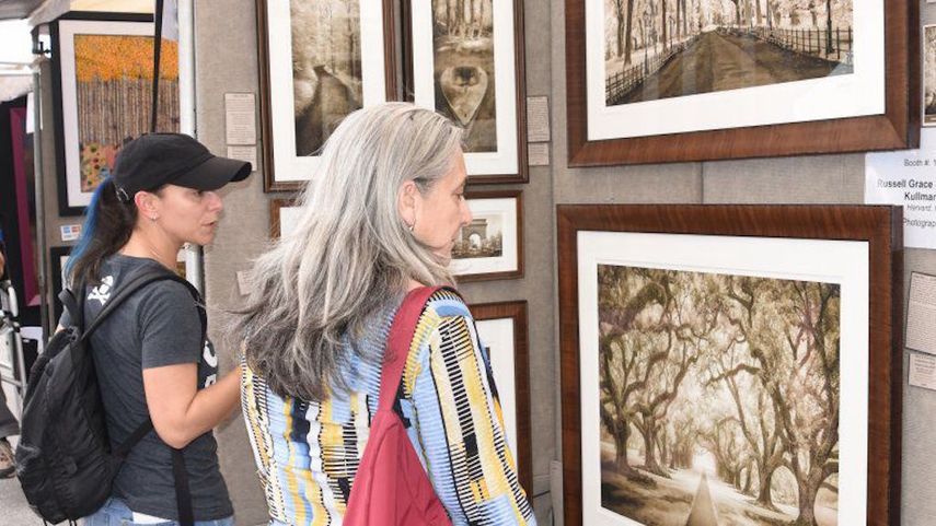 Espectadores aprecian obras de arte en la pasada edición del Festival de las Artes de Coconut Grove.