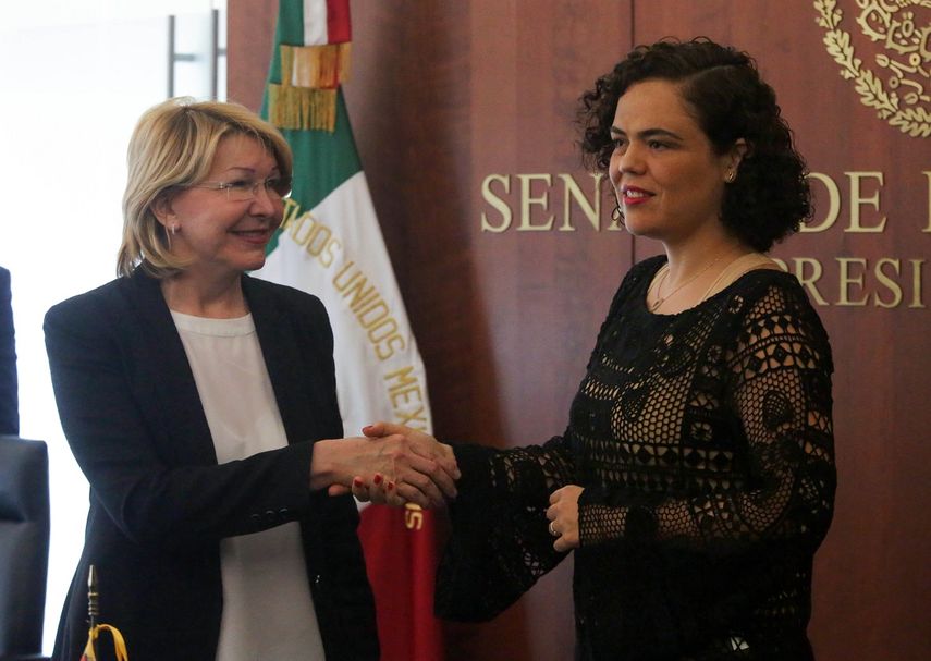 Fotografía cedida por el Senado de la República de México que muestra la fiscal venezolana&nbsp;Luisa&nbsp;Ortega&nbsp;(i) mientras saluda a la senadora mexicana Mariana Gómez del Campo el viernes 1 de septiembre de 2017, en Ciudad de México.