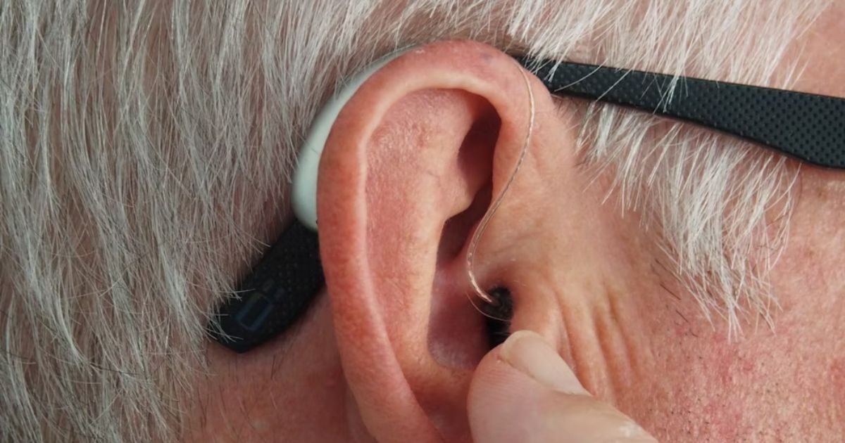 8 beneficios de los audífonos para personas mayores - Aiudo Servicios