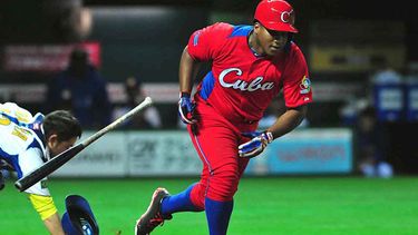 El pelotero cubano llegó a la isla procedente de Cancún y en el propio aeropuerto sostuvo un encuentro con el Director de Relaciones Internacionales del Instituto Nacional de Deportes. (Facebook)