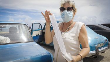 Una mujer muestar el recibo de una compra que pagó en dólares en La Habana.