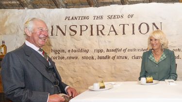 El príncipe Carlos y la duquesa de Cornualles, Camilla, reciben una comida tradicional escocesa de Haggis mientras visitan la cabaña de Robert Burns en Alloway, Escocia, el 9 de septiembre de 2021.