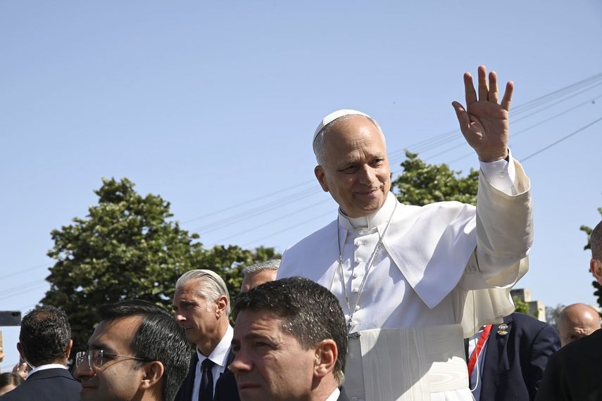El Papa León XIV con un bebé durante un encuentro con las realidades de integración de los migrantes, en la Plaza del Cristo de La Laguna, a 12 de junio de 2026, en San Cristóbal de La Laguna, Santa Cruz de Tenerife, Islas Canarias (España).&nbsp;