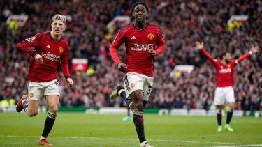 Kobbie Mainoo (centro) celebra tras anotar el segundo gol del Manchester United en el empate 2-2 contra Liverpool en la Liga Premier, el domingo 7 de abril de 2024.&nbsp;