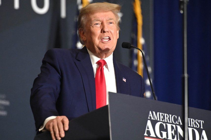 El expresidente Donald Trump habla a miles de seguidores.