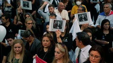 Personas sosteniendo una imagen del difunto fiscal antidrogas Marcelo Pecci asisten a una reunión para exigir justicia por su asesinato, en Asunción, Paraguay, el viernes 13 de mayo de 2022.&nbsp;