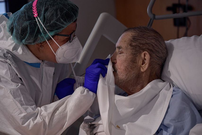 Una médica atiende a Manuel Padiel, enfermo de COVID-19, en el Hospital San Juan de Dios, en Pamplona, España, el 8 de febrero de 2021.&nbsp;