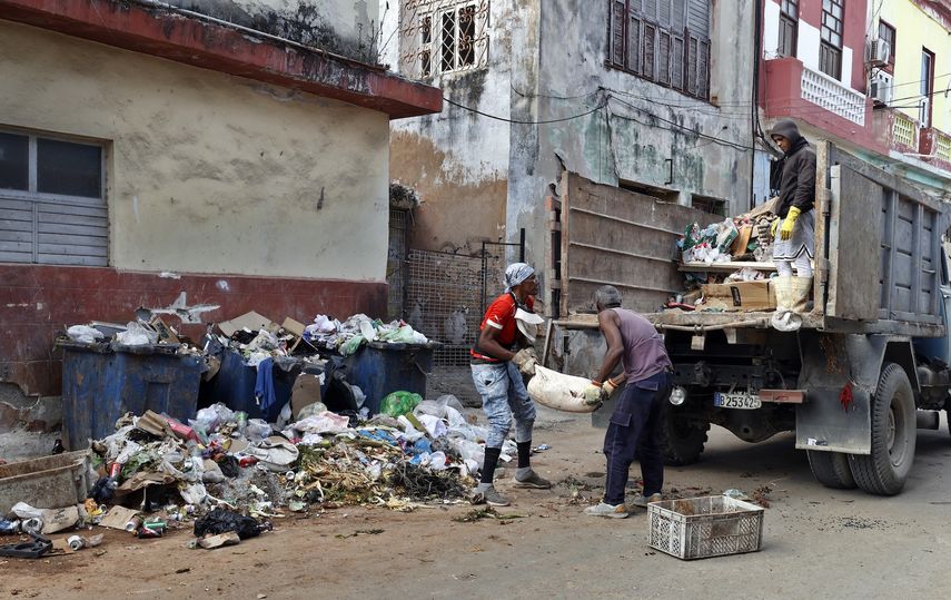 Personas recogen basura en una calle de La Habana (Cuba), el jueves 6 de marzo de 2026. &nbsp; &nbsp;