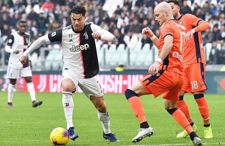 El portugu&eacute;s Cristiano Ronaldo, de la Juventus, se abre paso ante jugadores de Udinese en duelo por la Serie A italiana en el estadio Allianz de Tur&iacute;n, Italia, el domingo 15 de diciembre de 2019