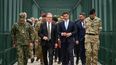 El primer ministro británico, Keir Starmer (2i), se marcha después de hablar con las tropas británicas y albanesas sobre su participación en el entrenamiento de las tropas ucranianas en el marco de la Operación Interflex, durante una visita al museo militar Berzite en Tirana el 15 de mayo de 2025, en vísperas de la Cumbre de la Comunidad Política Europea (CPE).