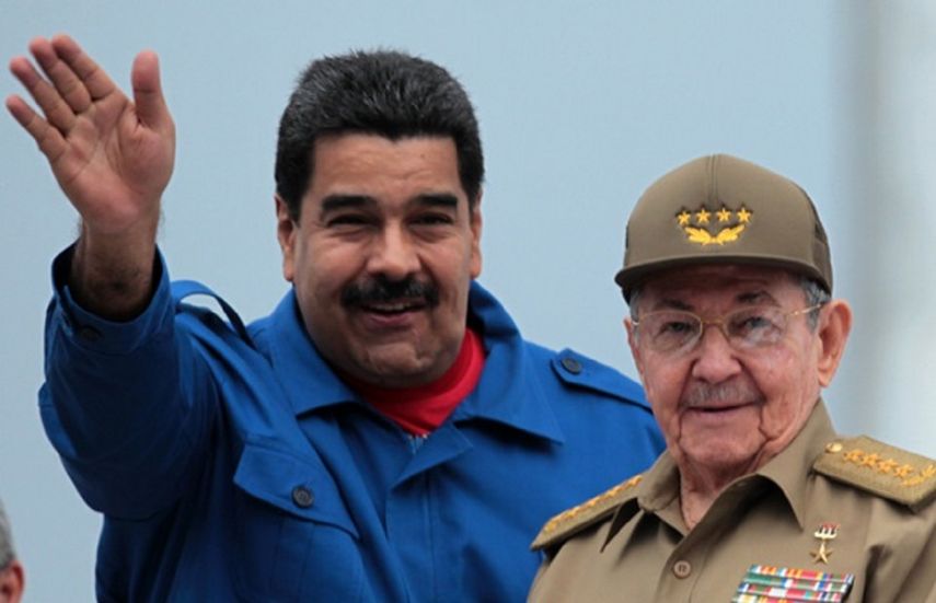 Los presidentes de Cuba y Venezuela, Raúl Castro (d) y Nicolás&nbsp;Maduro&nbsp;(i), respectivamente, durante un desfile por el día de los trabajadores en La Habana (Cuba).&nbsp;