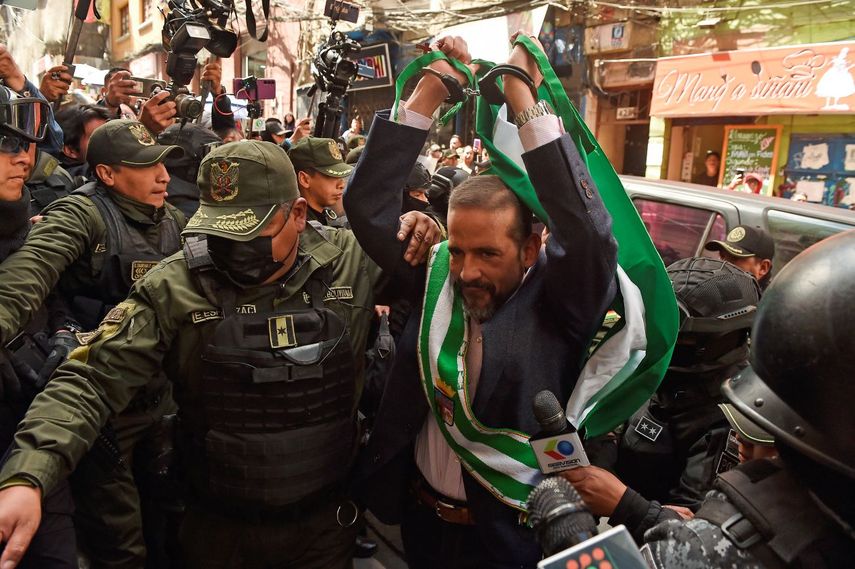 El gobernador de Santa Cruz, Luis Fernando Camacho, llega a la audiencia de su prisión preventiva, en la que se revisará su período de prisión preventiva tras la directiva de la Corte Suprema de Justicia de Bolivia, en La Paz el 25 de agosto de 2025.&nbsp;