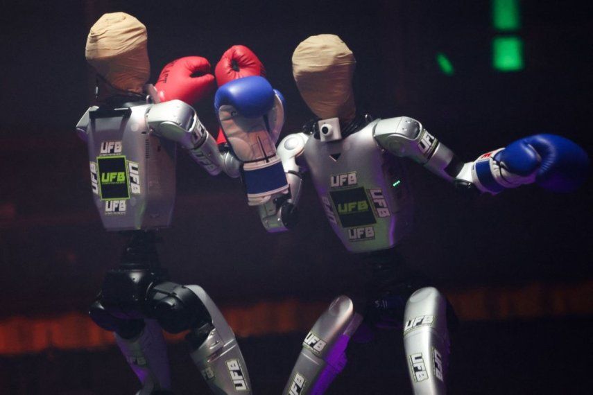 Robots con guantes de boxeo intercambian golpes durante una pelea del Ultimate Fighting Bots en Las Vegas, el 6 de enero de 2026.
