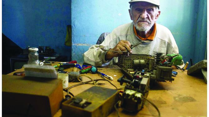 Los ancianos en la isla deben sobrevivir con una escasa ayuda del Gobierno que apenas les alcanza para cubrir algunas de sus necesidades básicas