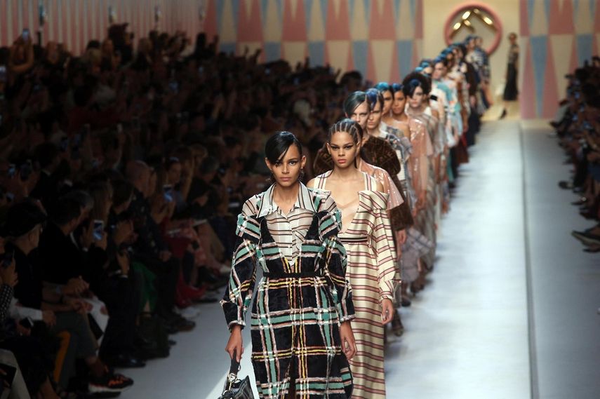 Modelos lucen creaciones de la colección primavera/verano 2018 de la firma Fendi en la Semana de la Moda de Milán.