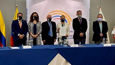 El expresidente Andrés Pastrana, luego de su lectura, entrega a Diana Atamaint, presidenta del Consejo Nacional Electoral de Ecuador la declaración de IDEA sobre el proceso electoral celebrado en Ecuador.