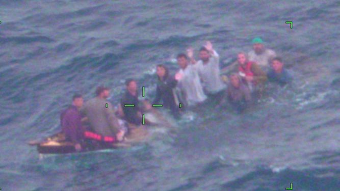 Un grupo de cubanos en una balsa que se hundía, frente a las costas de Key Largo, Florida, el 3 de febrero del 2022.