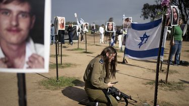 Una soldado israelí llora junto a un cartel que recuerda a una persona secuestrada el 7 de octubre en el ataque transfronterizo de Hamás contra el festival de música Nova, tras una conferencia de prensa en Reim, en el sur de Israel, el 5 de enero de 2024.&nbsp;