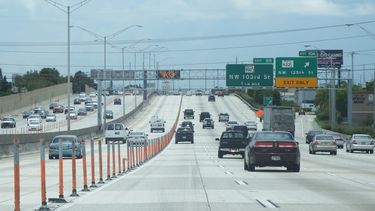 Miles de miamenses transitan por la autopista I-95 rumbo norte.
