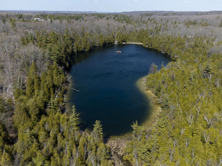 Una vista aérea del lago Crawford mientras un equipo formado por científicos de la Universidad de Carleton y la Universidad de Brock recolectan muestras de la capa de sedimentos del fondo del lago en el Área de Conservación del Lago Crawford cerca de Milton, Ontario, Canadá, el 12 de abril de 2023.