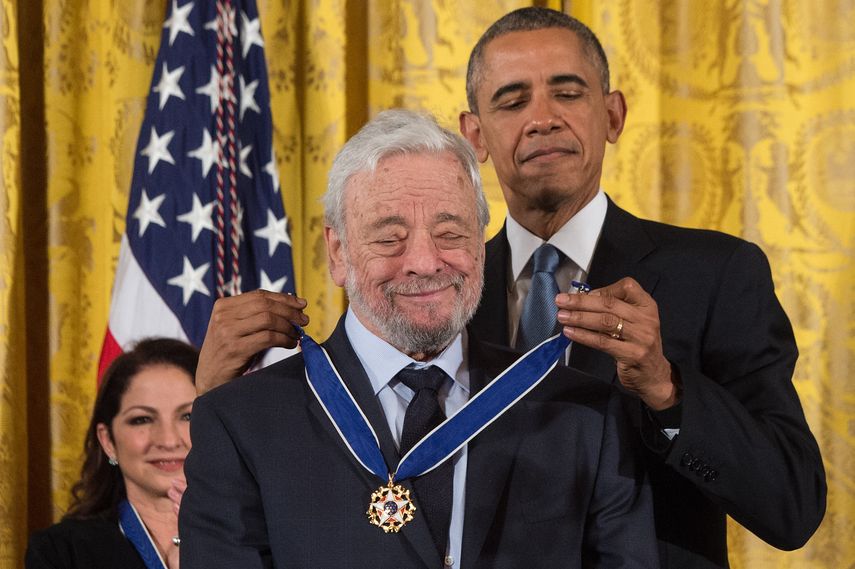 En esta foto de archivo tomada el 24 de noviembre de 2015, el expresidente de Estados Unidos Barack Obama entrega la Medalla Presidencial de la Libertad al compositor y letrista de teatro Stephen Sondheim en la Casa Blanca en Washington, DC.