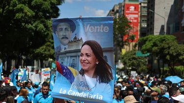 En Venezuela, una personas sostiene un cartel con la imagen de la líder María Corina Machado durante una concentración en Caracas para llamar a elecciones. &nbsp;