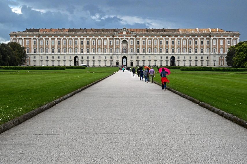 Esta foto tomada el 12 de mayo de 2023 muestra el Palacio Real de Caserta, la residencia de la dinastía Borbón cerca de Nápoles, Italia, con su parque adyacente, el día en que recibió su tercera estrella de la Guía Verde Michelin, el premio más alto otorgado a un sitio turístico.