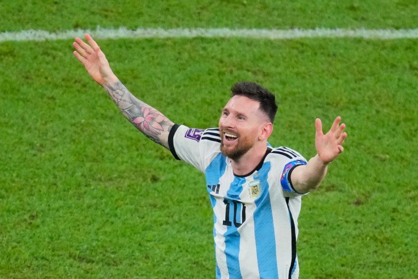 Lionel Messi festeja la coronación de Argentina en el Mundial, tras los penales ante Francia en Lusail, Catar, el domingo 18 de diciembre de 2022.