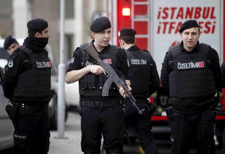 La Dirección General de Seguridad informó en un breve comunicado de que los agentes han sido suspendidos por tener vínculos con la Organización Terrorista de Fethullah Gülen.