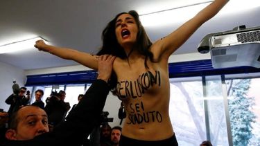 Una de las imágenes del día la ha protagonizado Berlusconi cuando se disponía a votar en un colegio de Milán y fue sorprendido por una activista del grupo Femen, que se ha subido a la mesa electoral sin camiseta y le ha gritado Berlusconi, tu tiempo ha acabado.