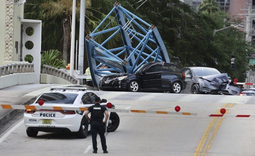 Un trabajador de construcción murió y dos personas fueron hospitalizadas después de que parte de una grúa cayó sobre el puente del suroeste de la tercera avenida que atraviesa el río New, el jueves 4 de abril de 2024, en el centro de Fort Lauderdale, Florida.&nbsp;