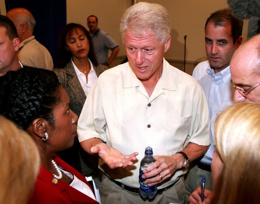 Imagen de archivo del expresidente Bill Clinton durante una visita a los damnificados por el huracán Katrina en Nueva Orleáns, EEUU, en septiembre de 2005.