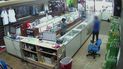 Captura de video del momento en que es asaltada una tienda de celulares por un supuesto guardia de seguridad en Broward, al norte de Miami.