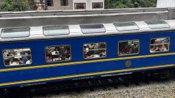 Turistas y viajeros abordan un tren que sale de la estación en Machu Picchu Pueblo, Perú, el 27 de enero de 2024, la mayoría de ellos habiéndose quedado varados desde una huelga general.