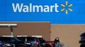 Una mujer con cubrebocas por el coronavirus sale de una tienda Walmart en Derry, New Hampshire, el 18 de noviembre de 2020. Una mujer con cubrebocas por el coronavirus sale de una tienda Walmart en Derry, New Hampshire, el 18 de noviembre de 2020.