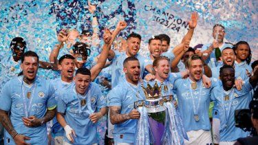Kyle Walker del Manchester City alza el trofeo de campeones de la Liga Premier, el domingo 19 de mayo de 2024.&nbsp;