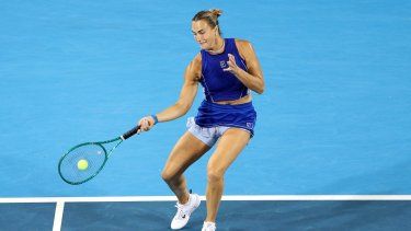 Aryna Sabalenka devuelve un golpe durante un partido contra Sara Bejlek de la República Checa en el noveno día del Abierto de Cincinnati en el Lindner Family Tennis Center el 19 de agosto de 2026 en Mason, Ohio.&nbsp;