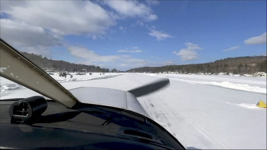 Captura de fotograma de video obtenida el 22 de febrero de 2021, que muestra al piloto Scott Bahan en un pequeño avión Piper Cherokee en la pista de aterrizaje en Alton, New Hampshire en el lago Winnipesaukee.